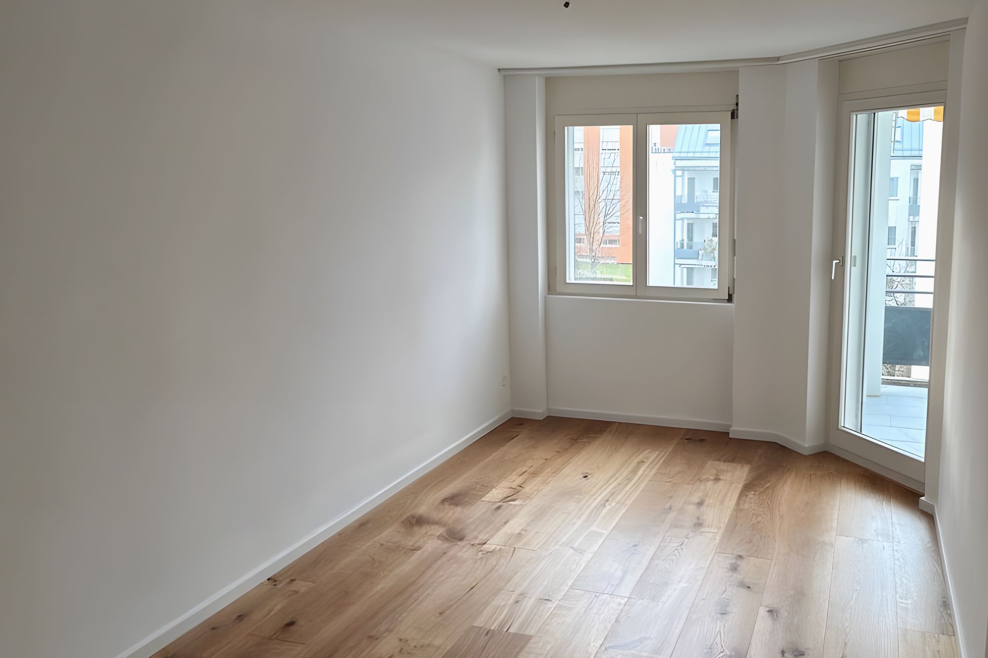 Zimmer mit Erker und Balkontür