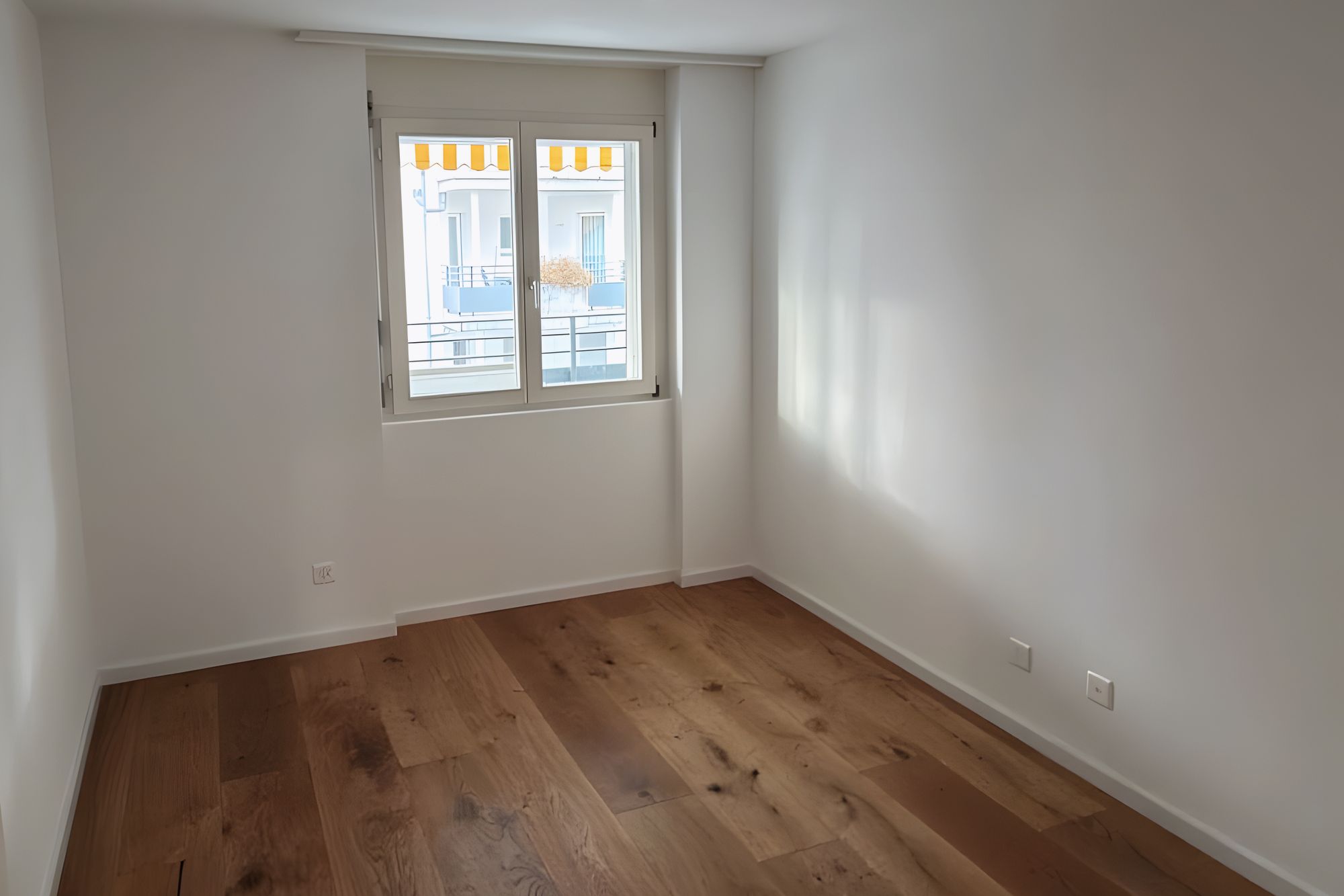 Ruhiges Zimmer mit neuem Parkett