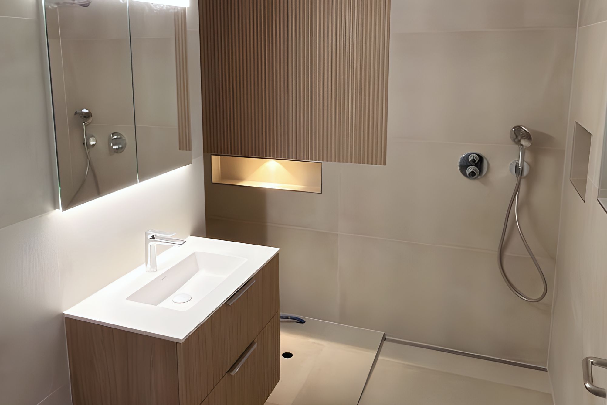 Bad mit bodenebener Dusche und Holzlamellen