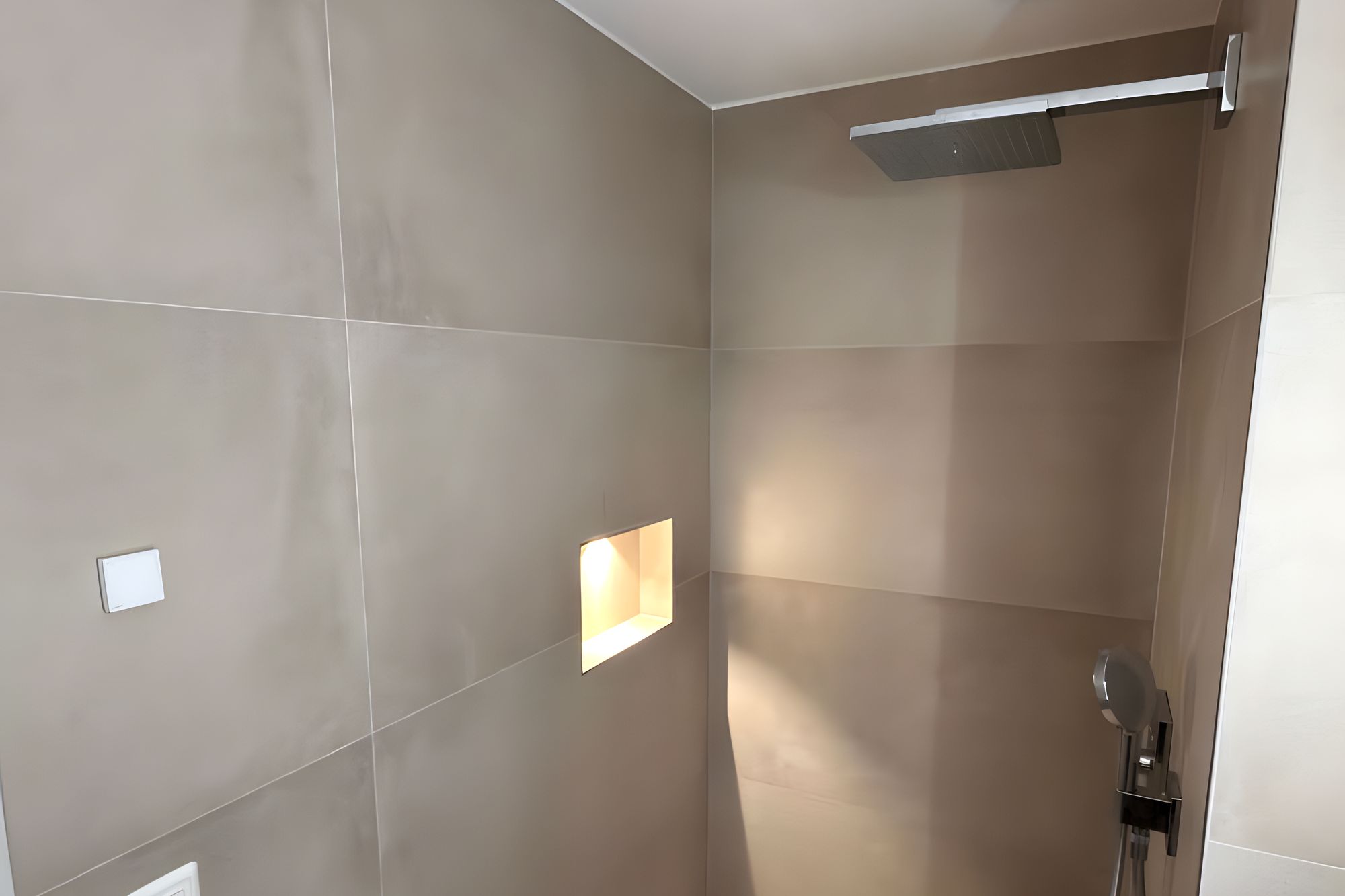 Bodenebene Dusche mit beleuchteter Nische